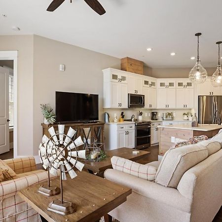 Beautiful Downtown Condo - Balcony - Amazing City Views - Loaded Kitchen - Stainless Steel Appliances - Board Games & More Blue Ridge Luaran gambar