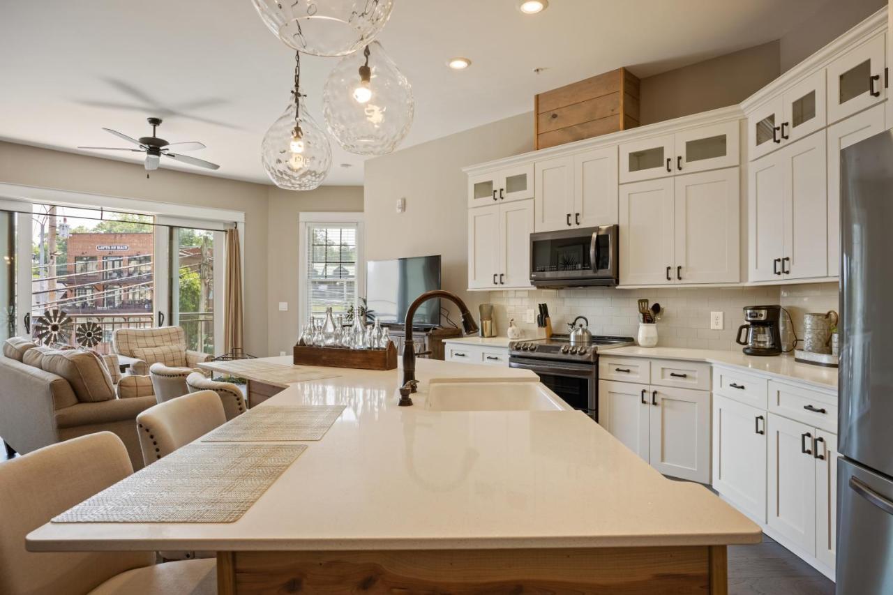 Beautiful Downtown Condo - Balcony - Amazing City Views - Loaded Kitchen - Stainless Steel Appliances - Board Games & More Blue Ridge Luaran gambar