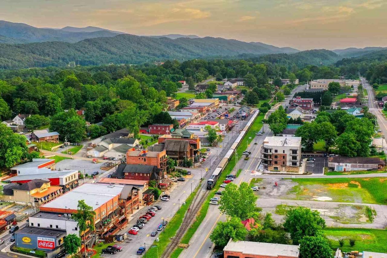 Beautiful Downtown Condo - Balcony - Amazing City Views - Loaded Kitchen - Stainless Steel Appliances - Board Games & More Blue Ridge Luaran gambar