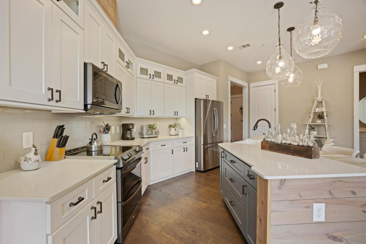 Beautiful Downtown Condo - Balcony - Amazing City Views - Loaded Kitchen - Stainless Steel Appliances - Board Games & More Blue Ridge Luaran gambar